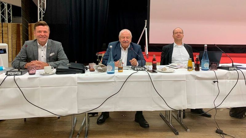 Präsident Jürgen Karpinski (Mitte) führte durch die Arbeitstagung. Hauptgeschäftsführer Dr. Axel Koblitz (r.) und Vzepräsident Wilhlem Hülsdonk unterstützten ihn.