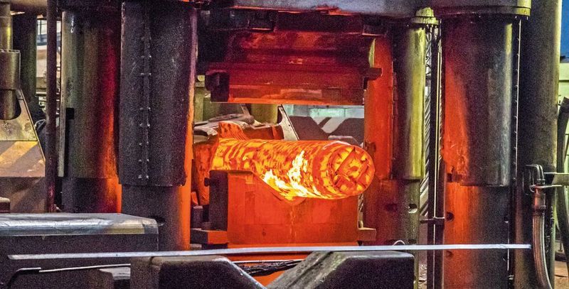 Vor allem energieintensive Branchen leiden unter den Steigenden Gas- und Strompreisen. Jetzt schlagen mehrere Verbände Alarm.