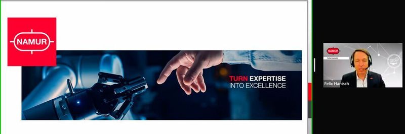Neuer Look: Der Vorstandsvorsitzende Dr. Felix Hanisch zeigt auf der virtuellen Hauptsitzung 2021 stolz das neue Namur-Logo. Erstmals hat die Interessengemeinschaft auch einen eigenen Claim: „Turn Expertise into Excellence!“