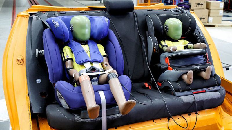 Die mit „ausreichend“ bewerteten Sitzmodelle sind alle sogenannte „mitwachsende“ Kindersitze, die für Kinder ab der Geburt bis zum zwölften Lebensjahr genutzt werden können. In dieser Zeitspanne kommen üblicherweise drei verschiedene Sitze zum Einsatz.