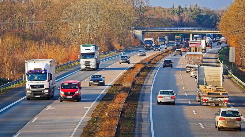 Das Umweltbundesamt fordert unter anderem die Abschaffung der Pendlerpauschale und eine Erhöhung des CO2-Preises, was steigende Spritpreise zur Folge hätte.