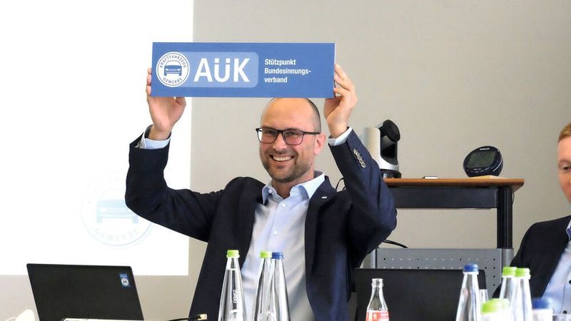 Stefan Meyer, ZDK-Öffentlichkeitsarbeit, präsentiert das neue Zusatzzeichen AÜK.