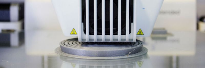Von der Vorbereitung der Daten bis zur spezifischen Nachbearbeitung gibt es etliche Teilprozesse der Materialextrusion, welche die Qualität und Reproduzierbarkeit der Bauteile direkt beeinflussen.