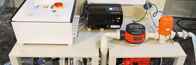 Das fahrbare Abfüllsystem kombiniert Pumpe, Mengenmesser und Dosiersteuerung.