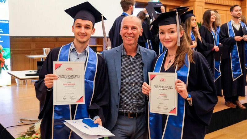Sarah Vogel (vorne rechts) und Tobias Brinkmeier (vorne links), hier mit Prof. Dr. Stefan Bratzel, schlossen ihr Studium als Jahrgangsbeste ab. Der VMH würdigt diese herausragenden Leistungen mit der Urkunde „Best of Automotive“.