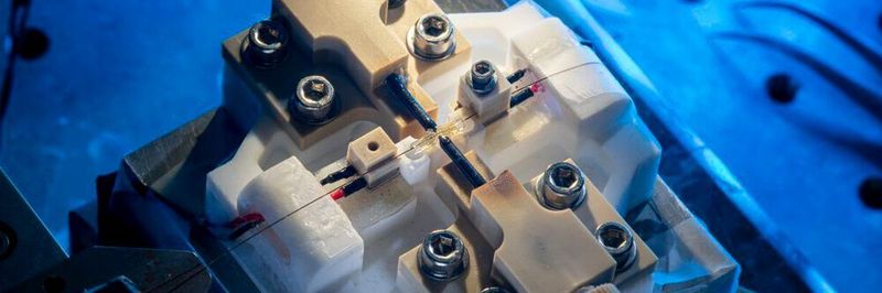 Nanoteilchen werden sichtbar: Einen neuartigen Resonator, der immer kleinere Nanoteilchen sichtbar macht, hat die Physikerin Larissa Kohler am KIT entwickelt.