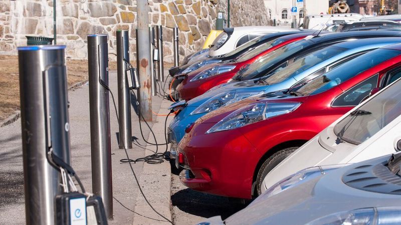In den von PwC untersuchten Märkten stiegen die Neuzulassungen von Batterieautos im dritten Quartal 2021 insgesamt um 123 Prozent.