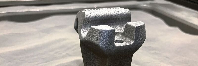 Burgmaier hat per Hybridbau ein Hochdruck-Werkzeug für ZCC Cutting Tools gefertigt. Dabei wurde auf einen konventionell hergestellten Grundkörper der Aufbau per SLM-Verfahren ergänzt.