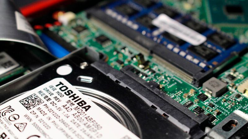 Getrennte Einheiten: Laut eines Medienberichts plant Toshiba, den Großkonzern in drei separate Unternehmen aufzubrechen. Das Geschäft für Spiecherchips und der Bereich für Geräte (wie beispielsweise Festplatten) könnte ab 2023 demnach in unterschiedlichen Firmen landen.