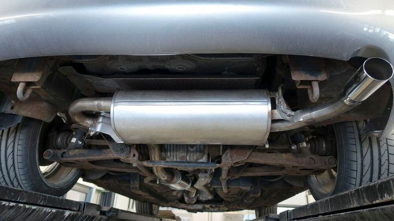 Bei der Abgasuntersuchung stoßen die Prüfer in den Kfz-Werkstätten jedes Jahr immer wieder auf Fahrzeuge, die die gesetzlichen Grenzwerte bei den Abgasen nicht einhalten und deshalb nicht weiterfahren dürfen.