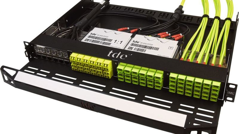 Das patentierte und modular aufgebaute Verkabelungssystem TML besteht aus den drei Kernkomponenten Modul, Trunkkabel und Modulträger. Es erlaubt eine einfache und schnelle Migration auf höhere Übertragungsraten von bis zu 400G.