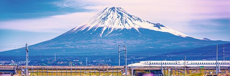 Beliebtes Motiv für Trainspotter: Hochgeschwindigkeitszug vorm Vulkan Fuji, dem höchsten Berg Japans.