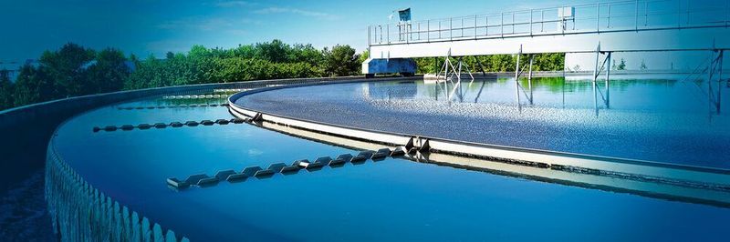 Pumpenanlagen fallen gerne mal aus, wenn das Wasser nicht nur klar ist. Frequenzumrichter helfen vorzubeugen.