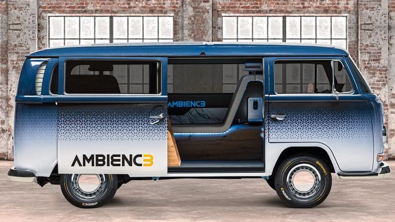 Mit dem „AMBIENC3“ hat Continental auf Basis eines VW T2b ein Konzeptfahrzeug auf die Räder gestellt, das mit neuartigen Oberflächenmaterialien ausgestattet ist.