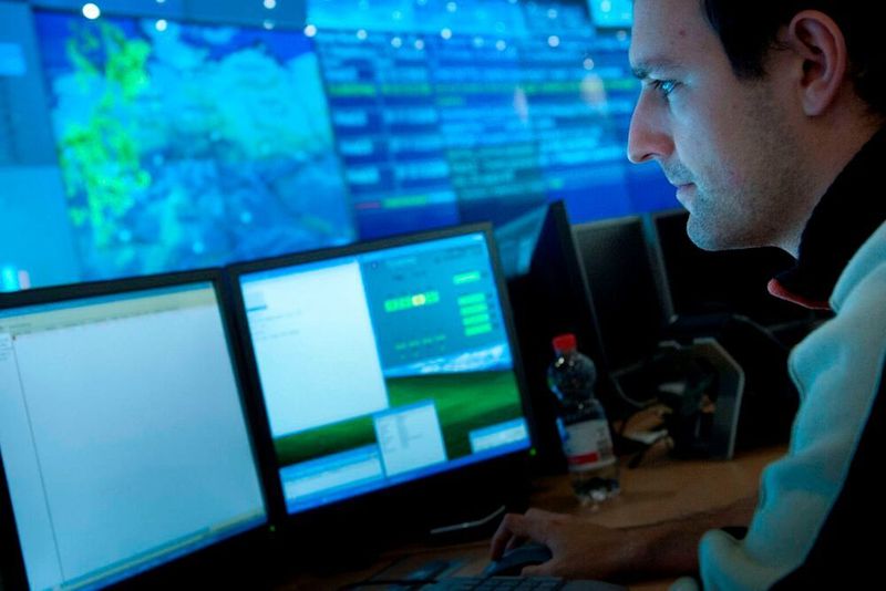 Telekom-Mitarbeiter im Rechenzentrum: Viel Erfahrung in der Hackerabwehr.