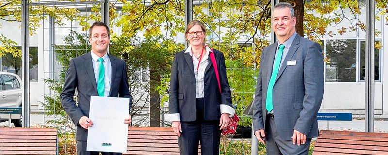 Stolz auf den Arburg-Preis 2021 für die beste Dissertation: Dr.-Ing. André Hemmler (l.) zusammen mit Prof. Dr.-Ing. Birgit Vogel-Heuser, Leiterin des Lehrstuhls Automatisierung und Informationssysteme der technischen Universität München, und Arburg-Ausbildungsleiter Michael Vieth.