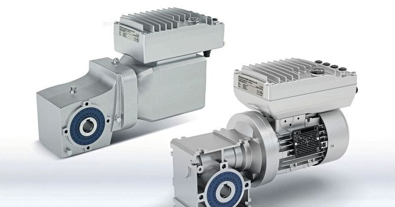 Ein Umrichter, zwei Varianten: Nordac ON für den Betrieb mit Asynchronmotoren (vorne) und Nordac ON+ für die Kombination mit Synchronmotoren.