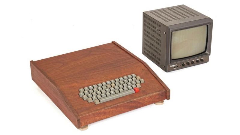 Dieser originale Apple 1 Heimcomputer erzielte bei einer Auktion einen gesamten Kaufpreis von 500.000 US-$. Steve Jobs und Steve Wozniaks hatten 1976 selbst 200 Platinen ihres ersten Heimcomputers angefertigt. Das Gehäuse stammt von einem damaligen Ladenbesitzer, der 50 der Platinen vertrieben hatte.