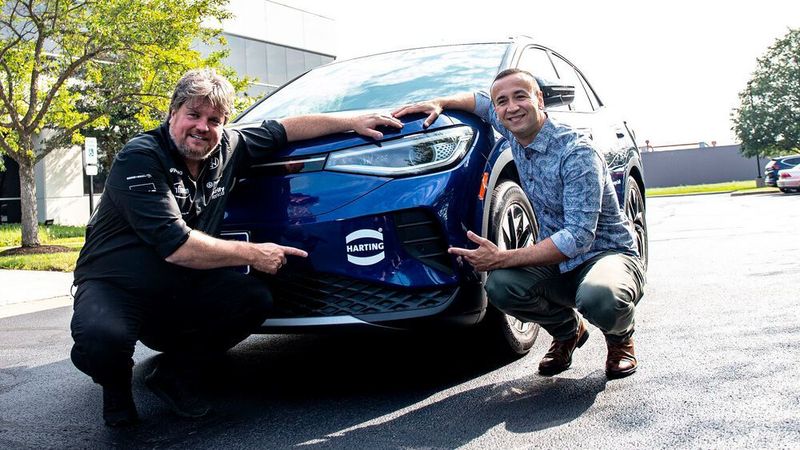 Jon DeSouza, Geschäftsführer Harting Americas (links), und Fahrer Rainer Zietlow setzen mit ihrer ID.4 Challenge ein Zeichen für das Thema Langstreckenfahrten von Elektrofahrzeugen.
