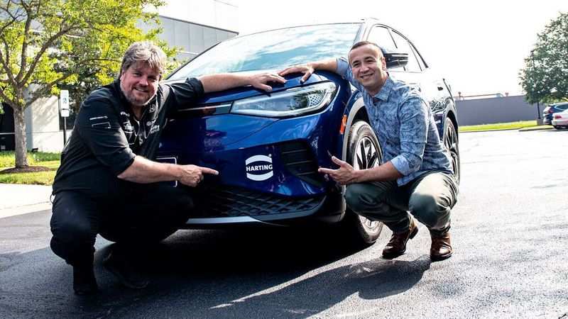 Jon DeSouza, Geschäftsführer Harting Americas (links), und Fahrer Rainer Zietlow setzen mit ihrer ID.4 Challenge ein Zeichen für das Thema Langstreckenfahrten von Elektrofahrzeugen.
