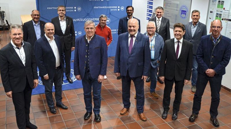 Der wiedergewählte Vorstand und das wiedergewählte Präsidium des Kfz-Gewerbes Bayern.