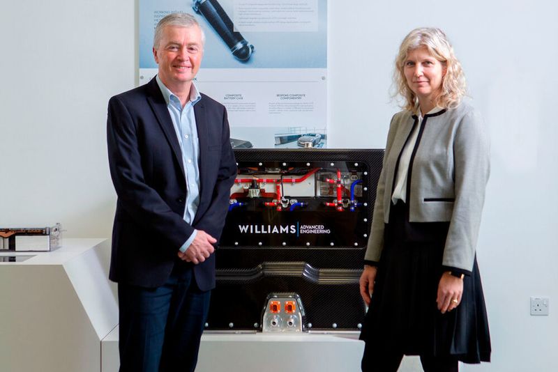 Paul McNamara, Technical Director, Williams Advanced Engineering, und Rebecca Yates, Leiterin Advanced Mobility bei Castrol.