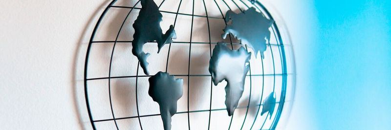 Vertrieb ist nicht gleich Vertrieb: Jede Kultur und Nationalität hat Eigenheiten. B2B-Vertriebler sollten diese genau kennen, bevor sie im internationalen Markt Geschäfte starten wollen. Wir geben einen Überblick.