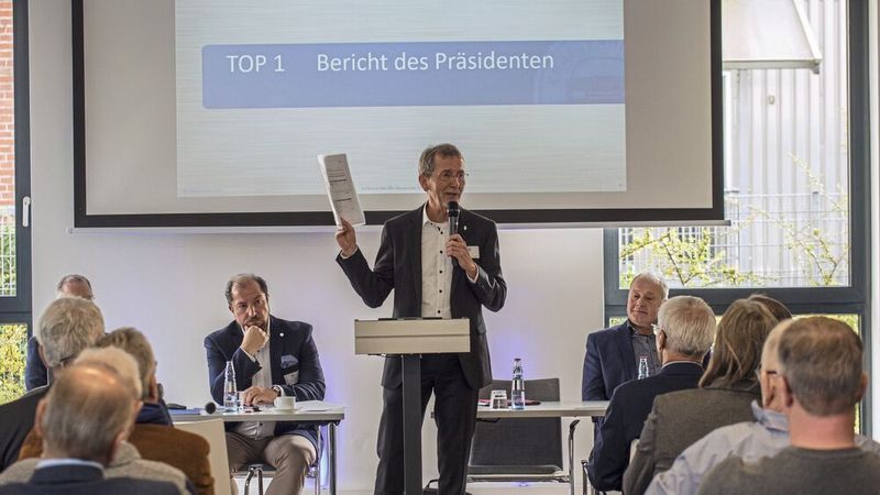 Präsident Frank Mund stellte den Mitgliedern und Delegierten des Landesverbands NRW die Chancen für das Kfz-Gewerbe vor, die E-Car-Service und SERMA bieten.