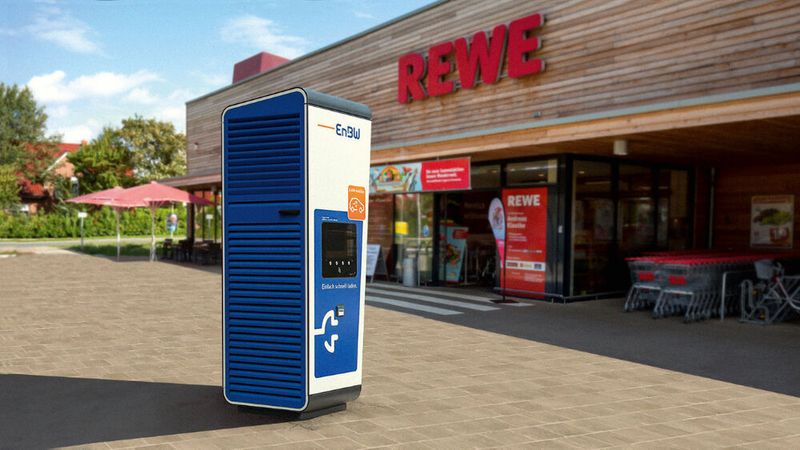 2022 will EnBW die ersten Schnellladesäulen auf Parkplätzen der Supermarktkette Rewe in Betrieb nehmen.