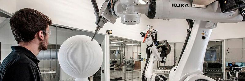 In digitaltransformierten Unternehmen dreht sich alles um APIs. In der Abbildung: Software von Autodesk und ein industrieller Roboter von KUKA arbeiten dank APIs Hand in Hand.
