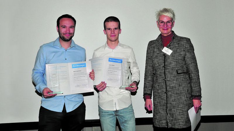 Die beiden frisch gekürten Bundessieger: (v. l.) Marco Berklmeir bei den Autokaufleuten und Jonas Müller bei den Kfz-Mechatronikern. Geehrt wurden sie u. a. von ZDK-Geschäftsführerin Birgit Behrens.