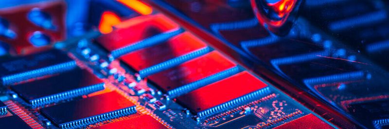 DRAM-Riegel (Symbolbild): Durch systematisches Testen von 40 Geräten entdeckten Forscher der ETH Computer Security Group und Partner eine schwerwiegende Hardware-Schwachstelle in den vorwiegend in Mobiltelefonen, PCs und Laptops verbauten Speicherbausteinen.