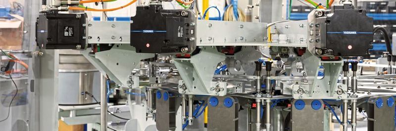 Die Beladestation der Verpackungsmaschine zum Abfüllen des Handgels besteht aus einem Drehtisch, der die Beutel schnell bereitstellt.