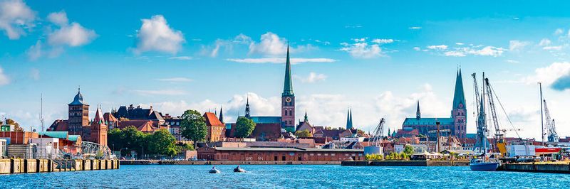 Panorama von Lübeck – Schleswig-Holsteins Digitalisierungsminister Jan-Philipp Albrecht (Grüne) hat mehr Zusammenarbeit der Länder bei der Digitalisierung gefordert