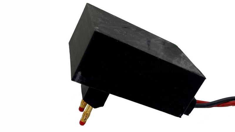 Das Ladegerät der Forscher aus Stuttgart soll trotz seiner kompakten Größe eine Ladeleistung von mehr als 150 Watt haben.