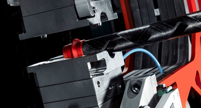 Aufbringen von Kunststoffelementen auf eine Rohrstruktur – im Prozess des Laser-Tapewickelns. Das Verfahren stammt vom Dresdner Unternehmen Anybrid.
