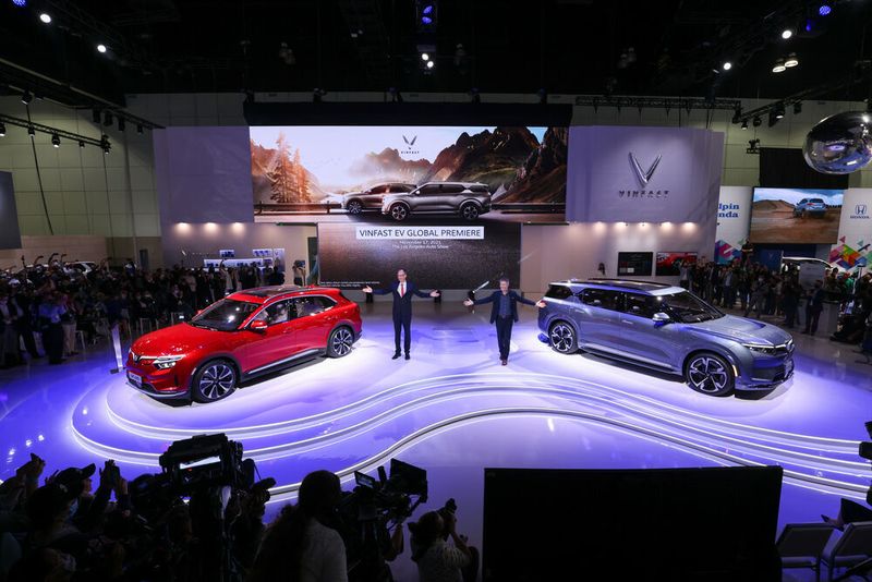 Vinfast auf der LA Auto Show 2021: Markenchef Michael Lohscheller (li.) bei der Präsentation des VF e35 und e36.