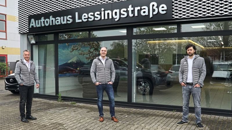 V. l.: Der Teamleiter der Vertriebskoordination, Denis Feulner, Geschäftsführer Martin Rickmann und B2B-Teamleiter sowie IT-Entwickler David Spitz sorgen im Autohaus Lessingstraße für reibungslose Vertriebsprozesse.