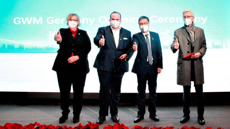Bei der Eröffnung der Europazentrale von Great Wall (v.l.): Ulrike Wolf (Ministerialdirektorin Bayerisches Wirtschaftsministerium), Clemens Baumgärtner (Wirtschaftsreferent München), Xianghua Qiao (Geschäftsführer Great Wall Motor Europe), Bernd Riedel (BMW).