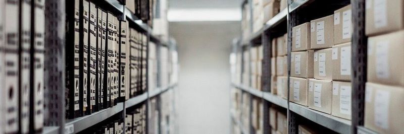 Rackmount-Server werden einfach übereinander in ein Gestell mit Standardeinschüben montiert.
