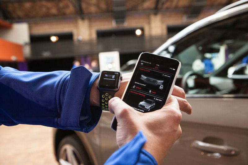 Die Vernetzungsmöglichkeiten moderner Autos schaffen Zugänge für Cyberattacken.