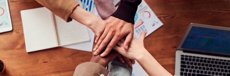 Beim Entwickeln virtueller und hybrider Teams spielt der Faktor Vertrauen eine große Rolle.