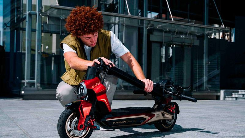 Um die Mitnahme etwa im Auto zu erleichtern, bietet der MV Agusta Rapido einen Klappmechanimus.