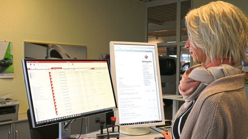 Buchhalterin Mary Ewert spart durch das digitale Dokumentenmanagement viel Zeit.