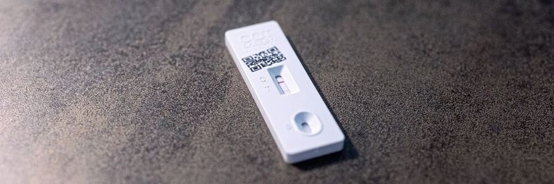 Selbsttests sind ein probates Mittel, um frühzeitig Corona-Infektionen aufzudecken. Forscher des Paul-Ehrlich-Instituts haben geprüft, wie zuverlässig die Tests sind und ob sie auch die Omikron-Variante erkennen (Symbolbild).