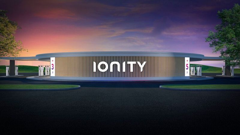 Ionity will sein 350-kW-Ladenetz bis 2025 vervierfachen – und an eigenen Grundstücken sein Standortformat „Oasis“ ausrollen.