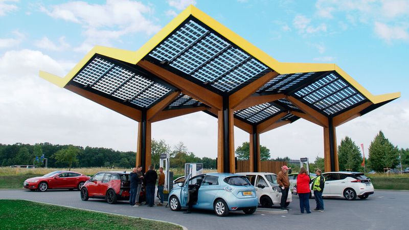 Nur 38 Prozent der vom ADAC befragten 400 E-Auto-Fahrer halten die Information über die Kosten an Ladesäulen für ausreichend.