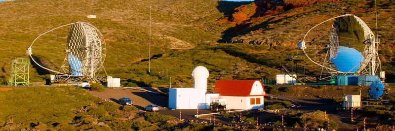 Kosmische Objekte: Das Zwillingsteleskop MAGIC auf einer Höhe von über 2.200 m auf der Insel La Palma.