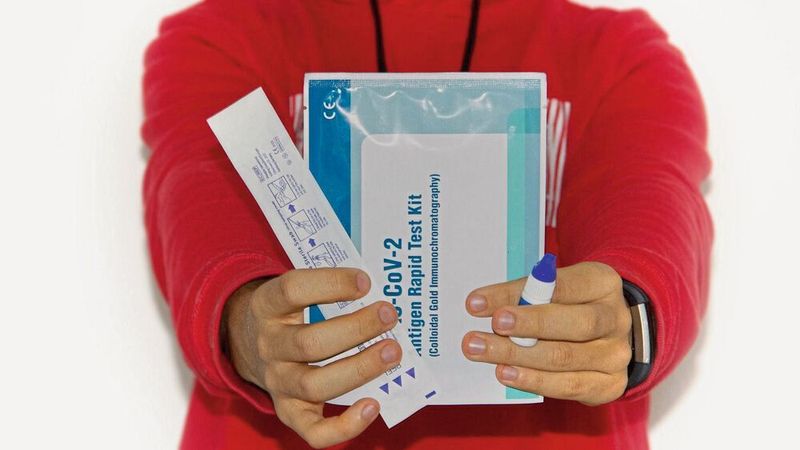 Arbeitgeber müssen weiterhin zweimal wöchentlich Mitarbeitern einen Selbsttest anbieten, falls sie nicht ins Homeoffice gehen können. Die täglichen Tests für Ungeimpfte müssen die Arbeitnehmer selbst tragen oder organisieren.