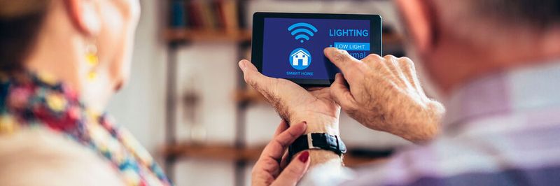 Smart-Home-Lösungen können Senioren beim Leben in den eigenen vier Wänden unterstützen.